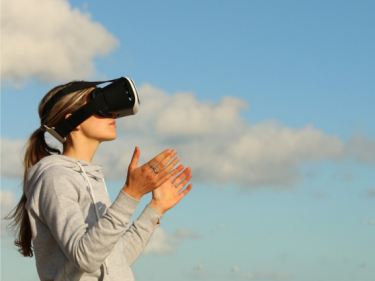 Femme casque VR