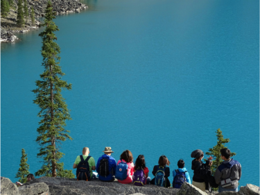 Groupe face à un lac