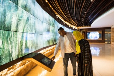 Couple en visite usgae de la technologies pour expérience personnalisée