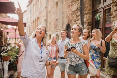 touriste_en_visite_dans_un_village_français