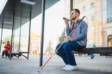Personne malvoyante arrêt de bus application mobilité durable
